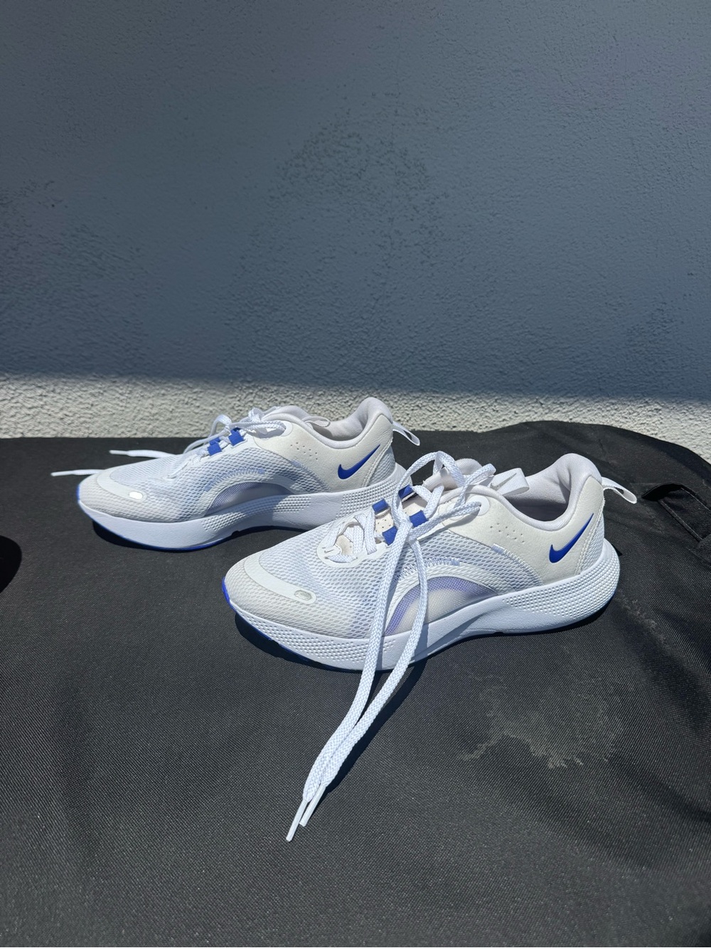 Nike White Running Sneakers with Blue Swoosh Accents